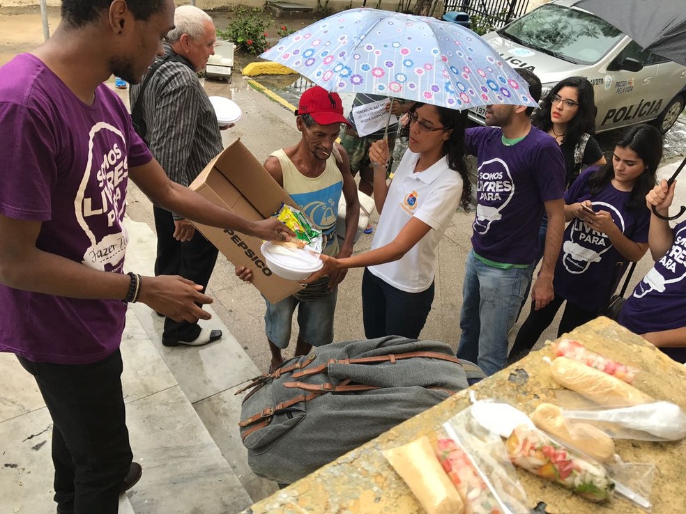 Moradores de rua receberam comida em espaço na frente da Câmara Municipal do Recife (Foto: Thays Estarque/G1 PE)
