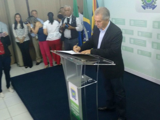 Governador de MS assina decreto da reforma administrativa  (Foto: Marcos Ribeiro/ TV Morena)