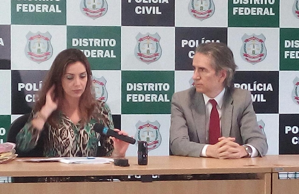 Delegada Viviane Bonato, à frente do caso, à esquerda (Foto: Vinícius de Souza/G1)