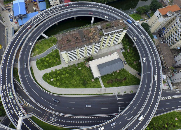 Prédio residencial fica 'ilhado' por viaduto circular na China (Foto: REUTERS/Ma Qiang/Southern Metropolis Daily)