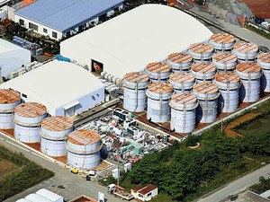 Imagem aérea mostra tanques da Usina Nuclear de Fukushima. (Foto: Arquivo / Kyodo News / Via AP Photo)