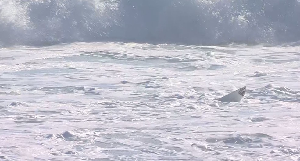 Jordy Smith fica preso nas pedras e luta para soltar o strep da perna em Margaret River (Foto: Reprodução WSL)