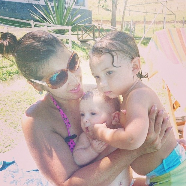 Priscila Pires e os filhos (Foto: Reprodução/Instagram)