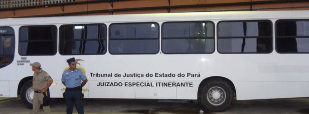 Ônibus do TJE-PA que serviu como Juizado Especial móvel (Foto: Gustavo Pêna)