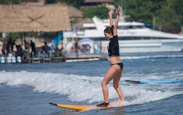 Ashley Greene surfa em Bali (Foto: Reprodução)