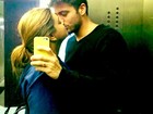 Preta Gil e o namorado fazem selfie se beijando no elevador