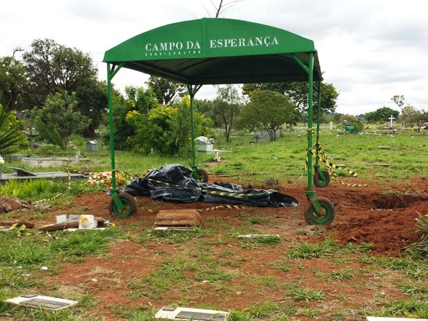 Cova localizada na quadra 8 do cemitério Campo da Esperança do Gama, no Distrito Federal (Foto: Isabella Formiga/G1)