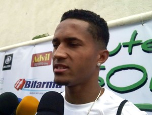 Renato aproveita jogo com Gabigol para pedir informações sobre Oswaldo