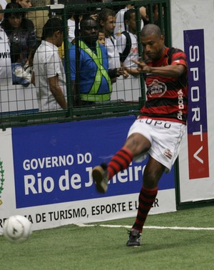 Junior Baiano showbol Flamengo (Foto: Ricardo Cassiano/Divulgação)