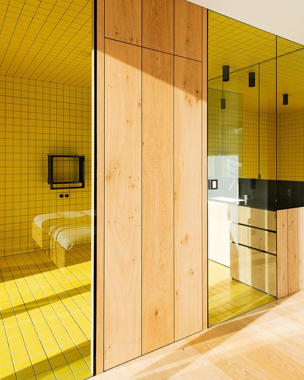 Décor do dia: banheiro amarelo e minimalista (Foto: Lukas Schaller/ Divulgação)