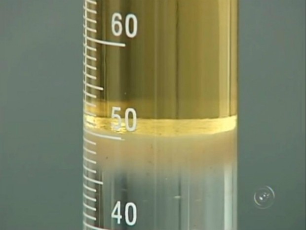 Teste para comprovar quantidade de etanol na gasolina é obrigatória nos postos (Foto: Reprodução/ TV TEM)
