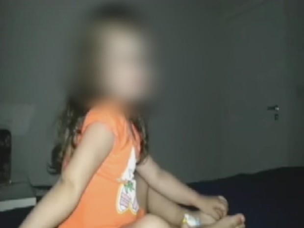 Em vídeo, criança aparece querendo dormir e padrasto não deixa (Foto: Reprodução/ TV TEM)