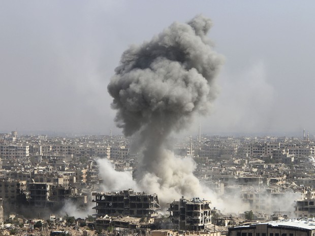 Bombardeio sírio em Jobar, Damasco, na Síria (Foto: Alexander Kots/Komsomolskaya Pravda vía AP)