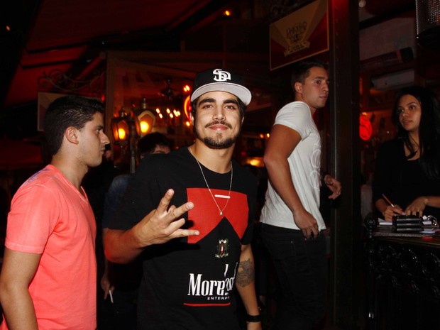 Caio Castro em restaurante em São Paulo (Foto: Paduardo/ Ag. News)