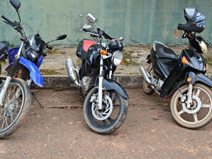 Motocicletas apreendida na residência de um dos suspeitos de tráfico (Foto: Helen Batista/G1)