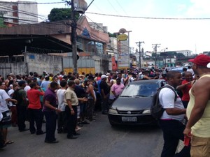 Trabalhadores rodoviários ocupam rua na Sete Portas, em Salvador, em frente à sede do Sinergia (Foto: Ruan Melo/G1)