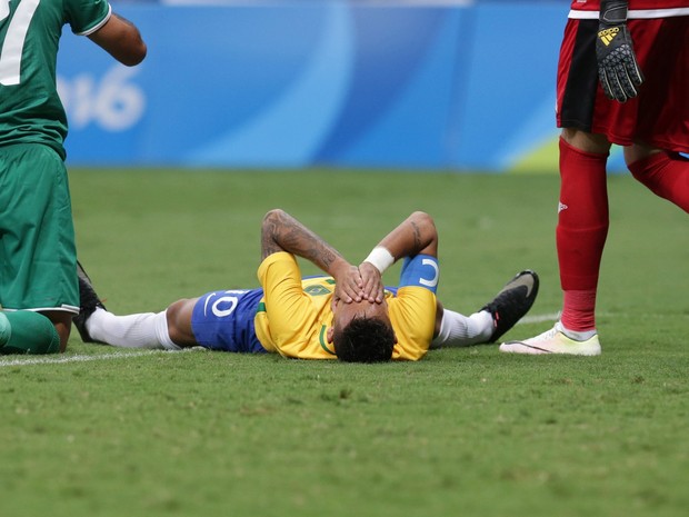 Brazil's Neymar, center, reacts after missing a chance to score during a group A match of the men's Olympic football tournament between Brazil and Iraq at the National Stadium in Brasilia, Brazil, Sunday, Aug. 7, 2016. (Foto: Eraldo Peres/AP)