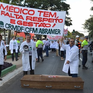 Médicos em protesto na semana passada contra a falta de investimentos na saúde, o Programa Mais Médicos e os vetos ao Ato Médico. (Foto: Valter Campanato / ABr)