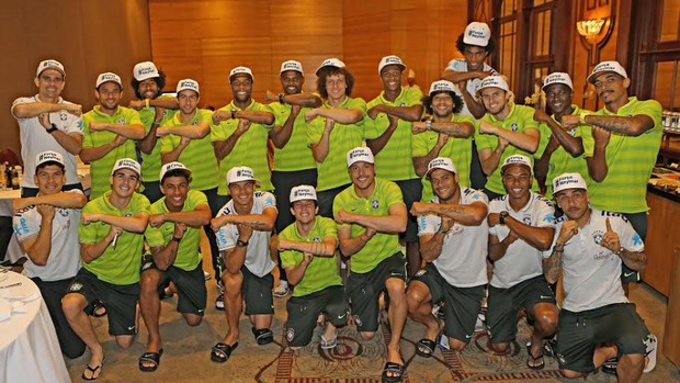 Jogadores do Brasil posam para foto com boné e fazem o Tóis (Foto: Ricardo Stuckert / CBF)