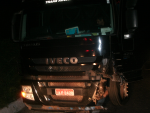 Moto que em vítimas estavam bateu em uma carreta (Foto: Divulgação/PRF)