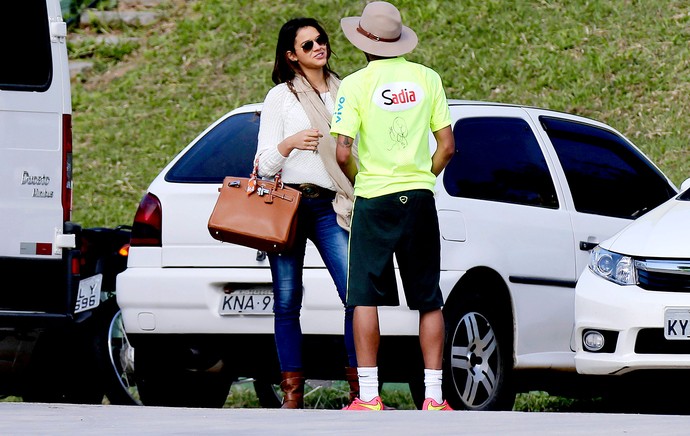 Neymar e Bruna Marquezine no treino da Seleção (Foto: Reuters)