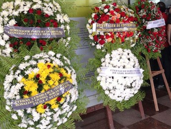 Partidos que Bruno ajudou a fundar mandaram coroas de flores (Foto: Marjones Pinheiro/TV Globo) Partidos que Bruno ajudou a fundar mandaram coroas de flores (Foto: Marjones Pinheiro/TV Globo)