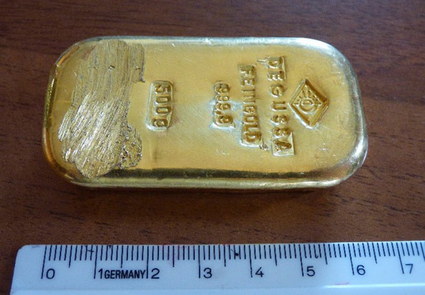Adolescente alemã encontrou barra de ouro avaliada em R$ 62 mil em lago (Foto: Polizeipraesidium Oberbayern Sued/AP) Adolescente alemã encontrou barra de ouro avaliada em R$ 62 mil em lago (Foto: Polizeipraesidium Oberbayern Sued/AP)