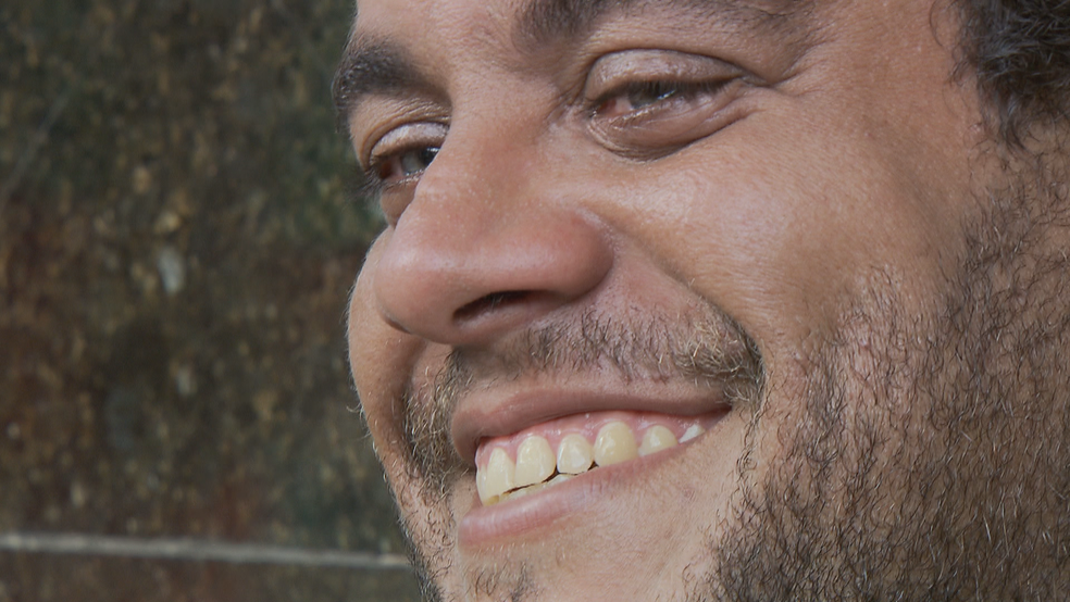 Fábio sorrindo ao falar sobre o sonho de criar uma casa de recuperação para dependentes químicos (Foto: Rafael Franzonni/TV Globo)