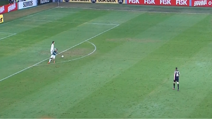 Drible do goleiro Victor vence enquete do 