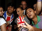 Sarah Jessica Parker atende fãs após jantar em São Paulo
