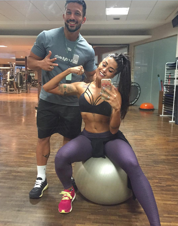 Aline Riscado e seu personal trainer (Foto: Reprodução/Instagram)