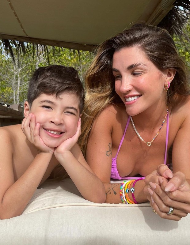 Aline Gotschalg com o filho Lucca na Bahia (Foto: Reprodução/Instagram)