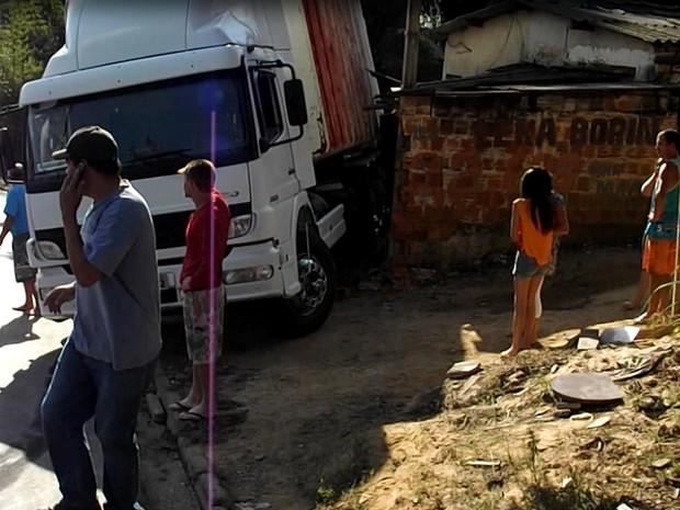 Motorista de caminho perde controle e 'invade' casa em Valinhos (Foto: Reproduo/ EPTV)