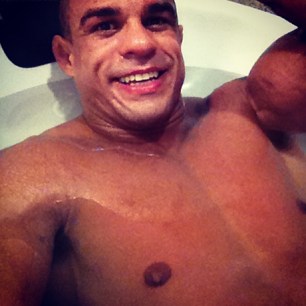 Vitor Belfort banheira (Foto: Reprodução/Instagram)