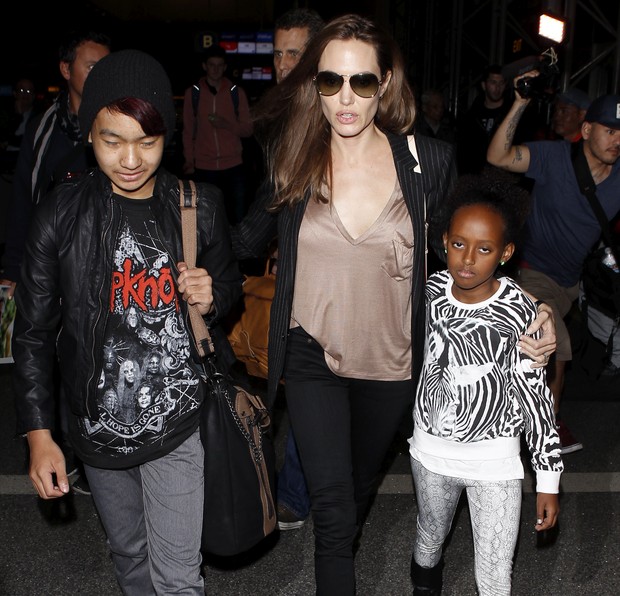 X17 - Algelina Jolie com os filhos Maddox e Zahara no aeroporto de Los Angeles, nos Estados Unidos (Foto: X17online/ Agência)
