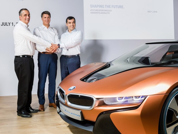 (Da esq para dir) Brian Krzanich, CEO da Intel, Harald Krüger, presidente da BMW, e Amnon Shashua, co-fundador da Mobileye (Foto: Divulgação BMW)