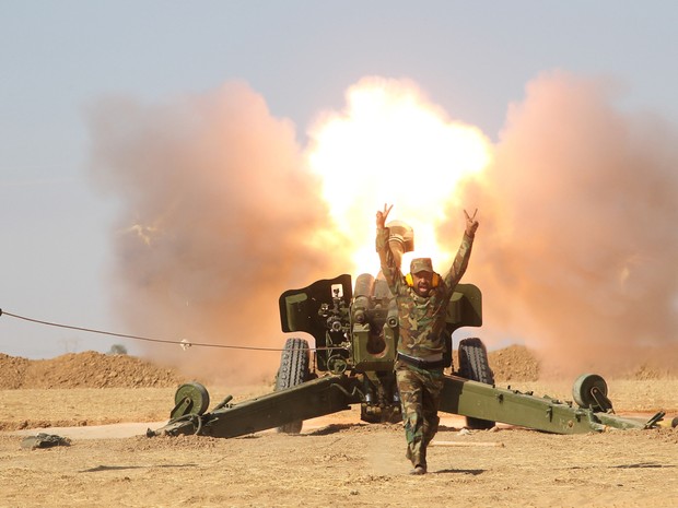 Forças Mobilização Popular atacam alvo do Estado Islâmico sul de Mossul, no sábado (29) (Foto: Reuters)