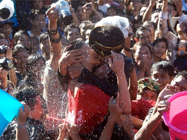 Casal participa do Festival do Beijo, em Bali, na Indonésia (Foto: Firdia Lisnawati/AP Photo)