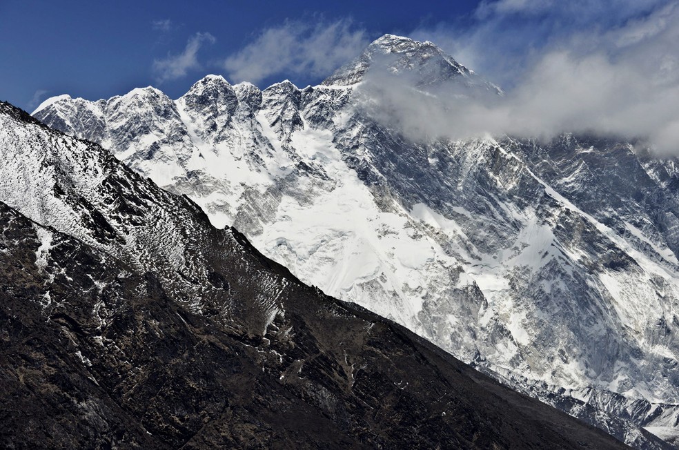 Ao todo, seis pessoas morreram ao tentar escalar o Everest este mês (Foto: ROBERTO SCHMIDT / AFP)