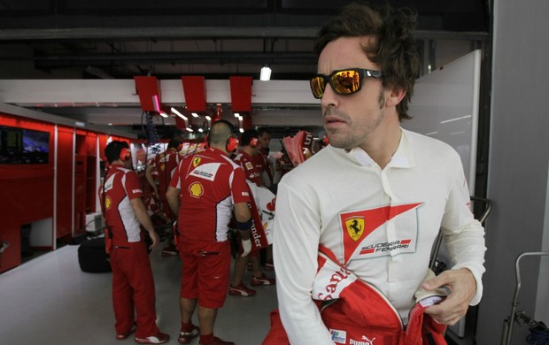 Fernando Alonso nos boxes da Ferrari durante o fim de semana do GP da Índia (Foto: Reuters)