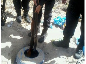 Armas estavam enterradas em um tambor de plástico (Foto: Divulgação / 8º BPM)