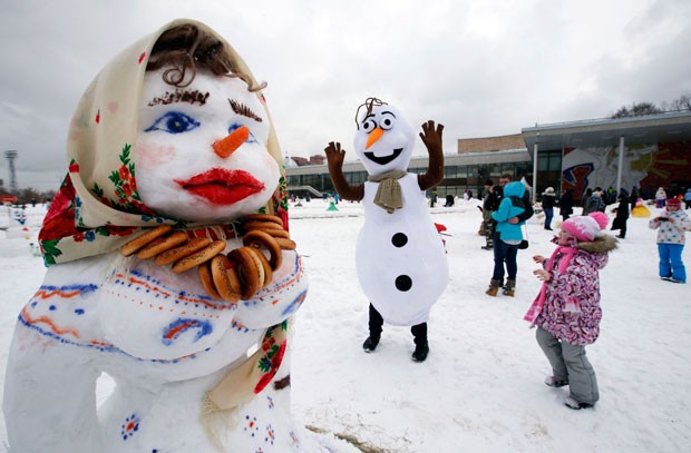 Competição amadora de bonecos de neve chamou atenção na capital Moscou (Foto: Sergei Karpukhin/Reuters)