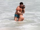 Ex-BBBs Adriana e Rodrigão trocam beijos em praia carioca
