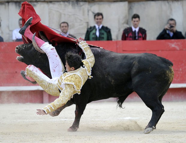  Diego Silveti foi atingido por um touro durante uma tourada realizada na segunda-feira (Foto: Pascal Guyot/AFP)