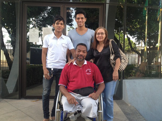 Pai levou filhos e esposa para fazer o recadastramento biométrico (Foto: Abinoan Santiago/G1)