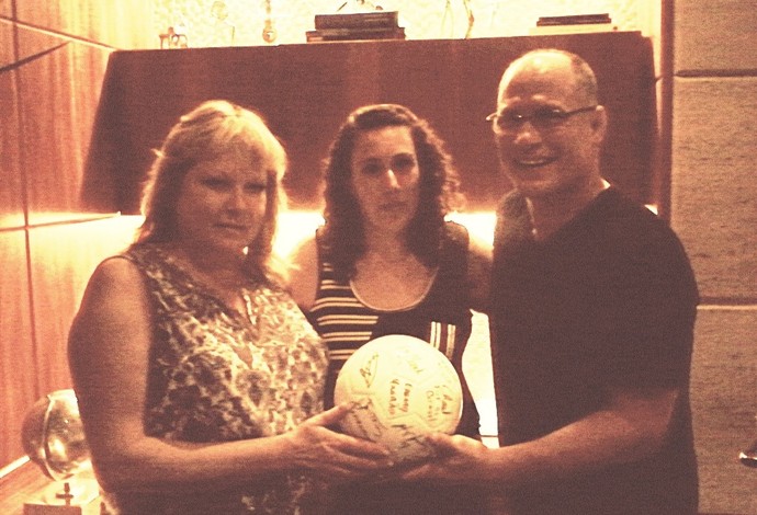 Scott McQuary e sua esposa entregam bola para Luciana (centro) (Foto: Arquivo pessoal)