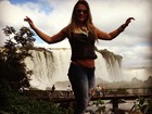 Ex-BBB Fani deixa barriga à mostra ao posar nas Cataratas do Iguaçu
