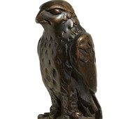 Estátua de 'O Falcão Maltês' é leiloada (Bonham’s Auction House/AP)