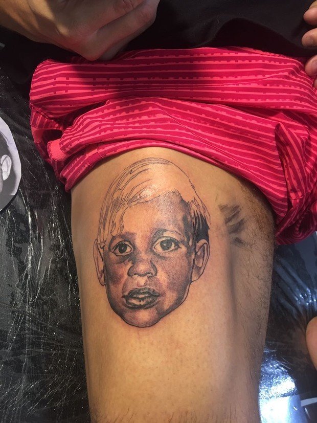 Ego Ex Bbb Antonio Faz Tatuagem Do Rosto Dele E Do Irmao Na Coxa Noticias De Famosos