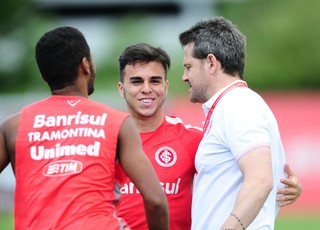 Argel conversa com garotos em treino do Inter (Foto: Ricardo Duarte / Inter, DVG) Argel conversa com garotos em treino do Inter (Foto: Ricardo Duarte / Inter, DVG)